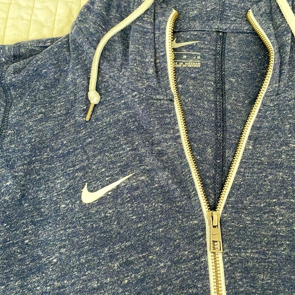 Women’s Nike lightweight zip up - Picture 2 of 3